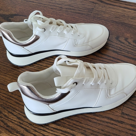 Like New Women's Athletic/Leisure white shoe. size 8 - Picture 2 of 7